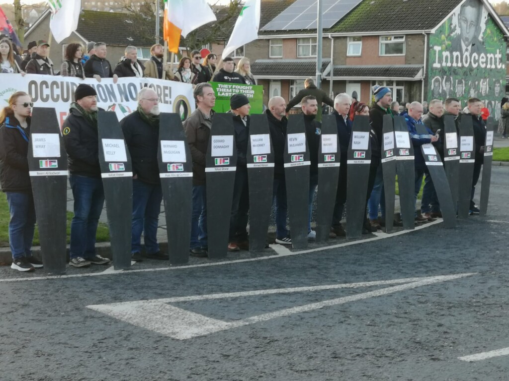 Na mílte ag comóradh Dhomhnach na Fola i nDoire Cholm Cille, 53 bliain i ndiaidh an áir