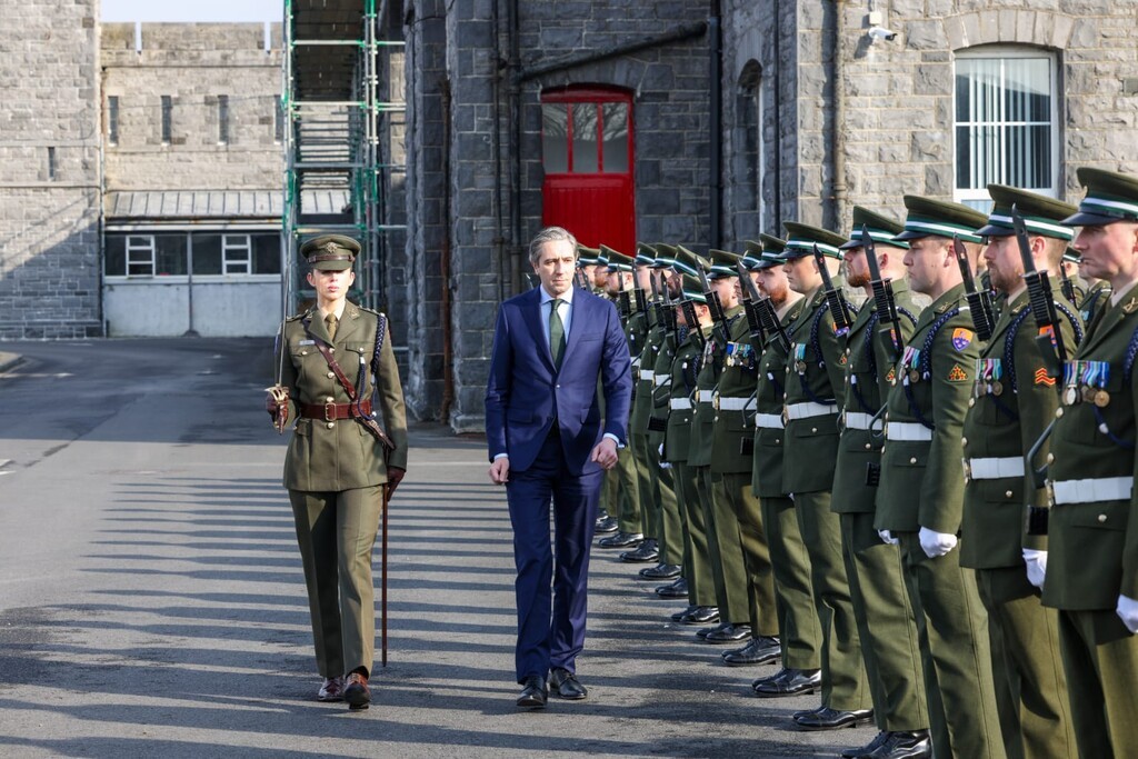 Ionadaí de chuid fhórsaí cosanta na hÉireann ag ceanncheathrú ECAT sa Bhruiséil