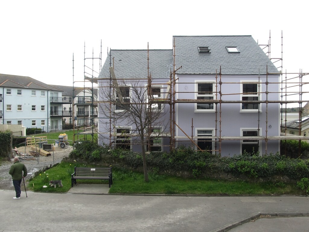 Títhíocht an scéal is mó atá ag cur as don phobal