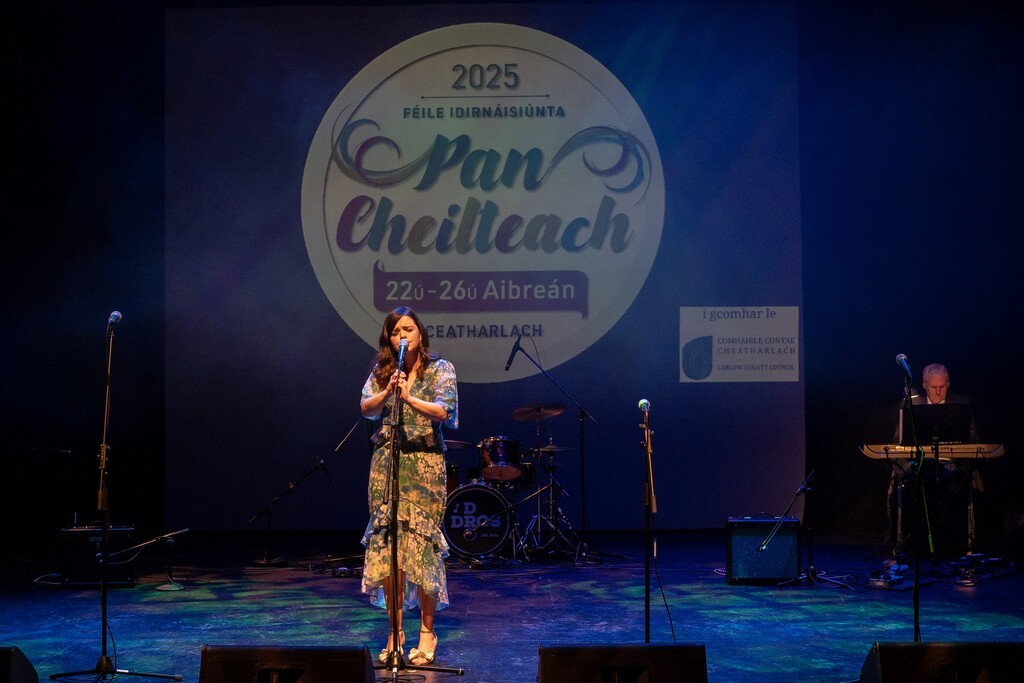 Solas glas tugtha do Cheatharlach chun Féile Idirnáisiúnta Phan-Cheilteach 2026 agus 2027 a óstáil