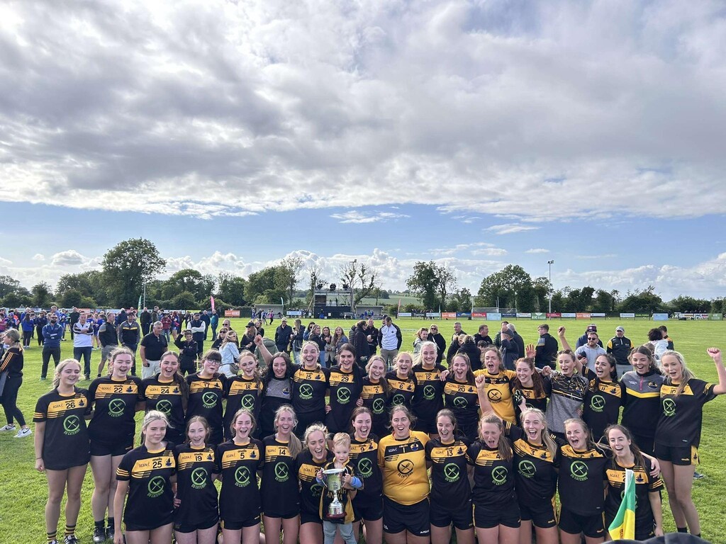 Naomh Anna Leitir Móir ag breith na craoibhe Idirmheanaí le cúilín déanach
