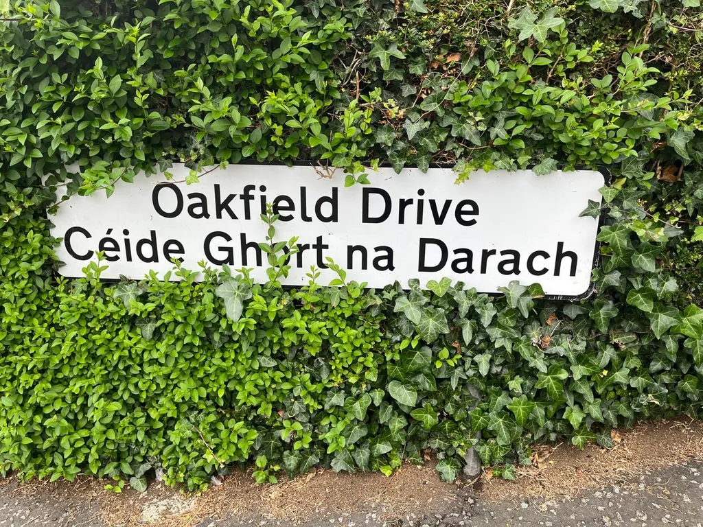 Stop curtha le beagnach 100 comhartha dátheangach i gceantar Dhoire agus an tSratha Báin 