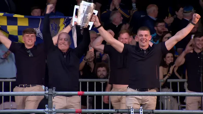 ‘Ábhar aislingí’ agus 45,000 ag cur fáilte roimh laochra Thiobraid Árann i Staid Semple