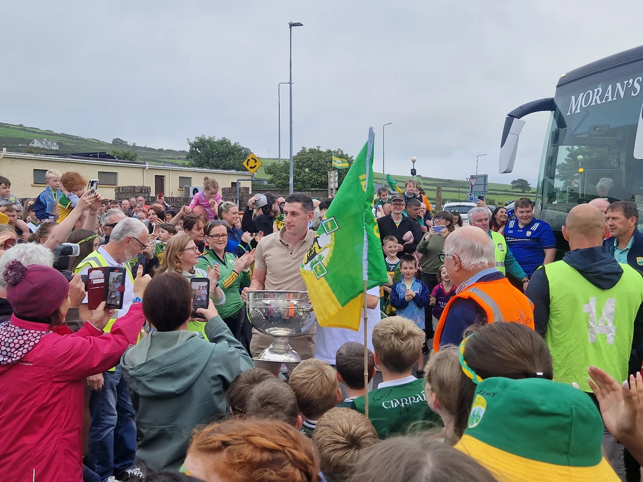 Na mílte ag fáiltiú roimh churaidh uile-Éireann Chiarraí ar fud na Ríochta 