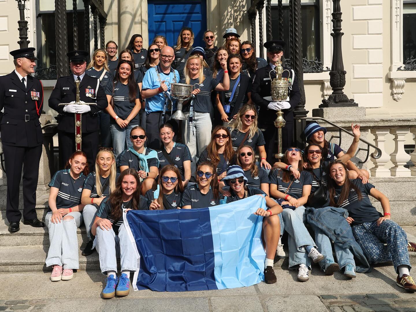 Fáilte stairiúil i Margadh na Feirme do laochra Bhaile Átha Cliath i bpeil na mban