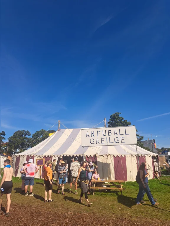 Beidh leictreachas san aer agus ar an aer agus Raidió na Life sa Phuball Gaeilge