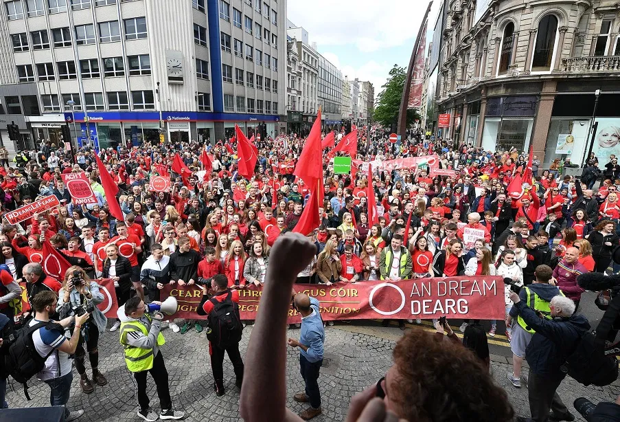 £1.9 milliún do pholasaí Gaeilge Bhéal Feirste
