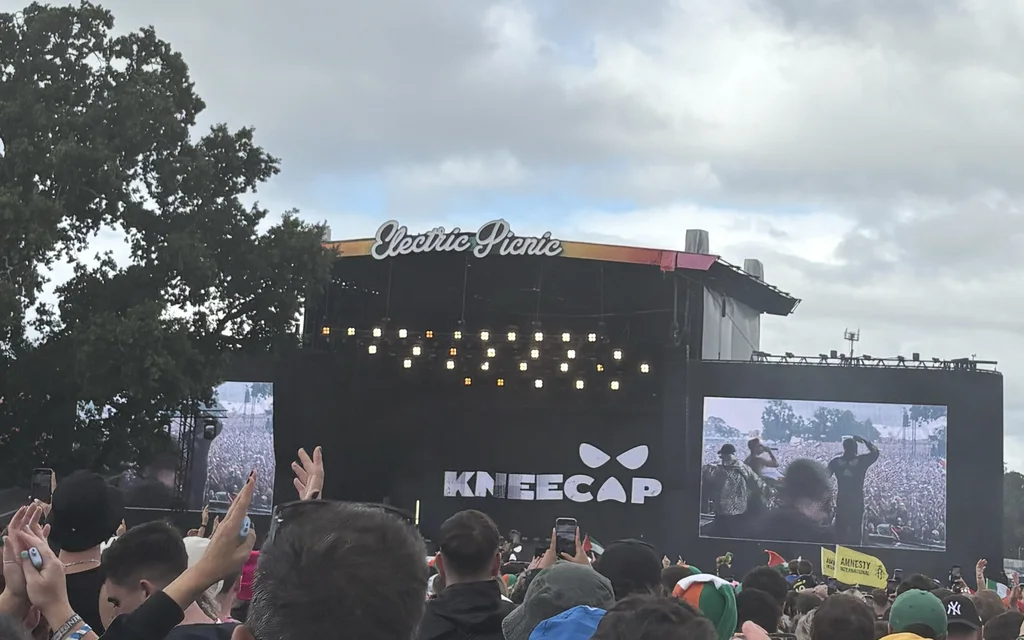 Tacaíocht ollmhór do Kneecap ag an bPicnic Leictreach!