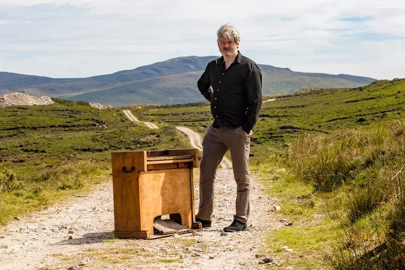 Gealach na gCuanta, leabhar agus albam úr le Doimnic Mac Giolla Bhríde