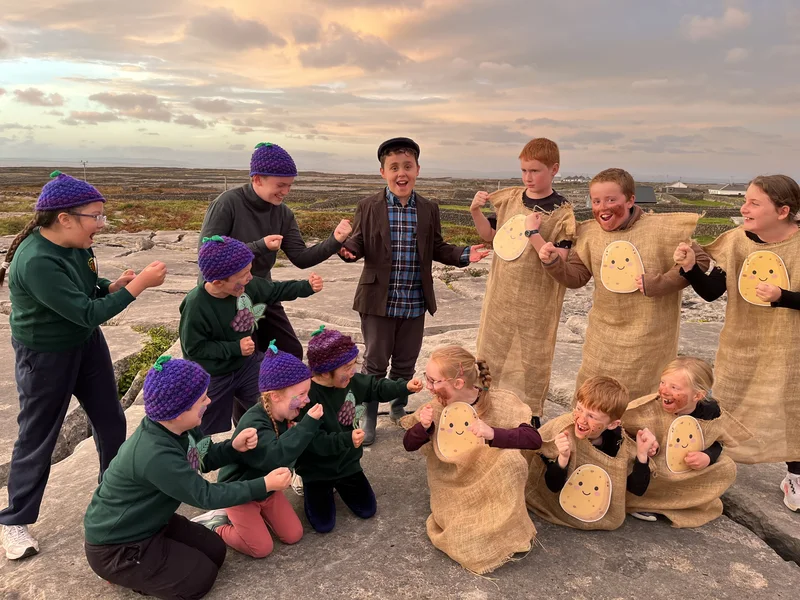 ‘Puiteachaí’ agus fataí i lár an aonaigh ag Féile na bPuiteachaí Inis Meáin 