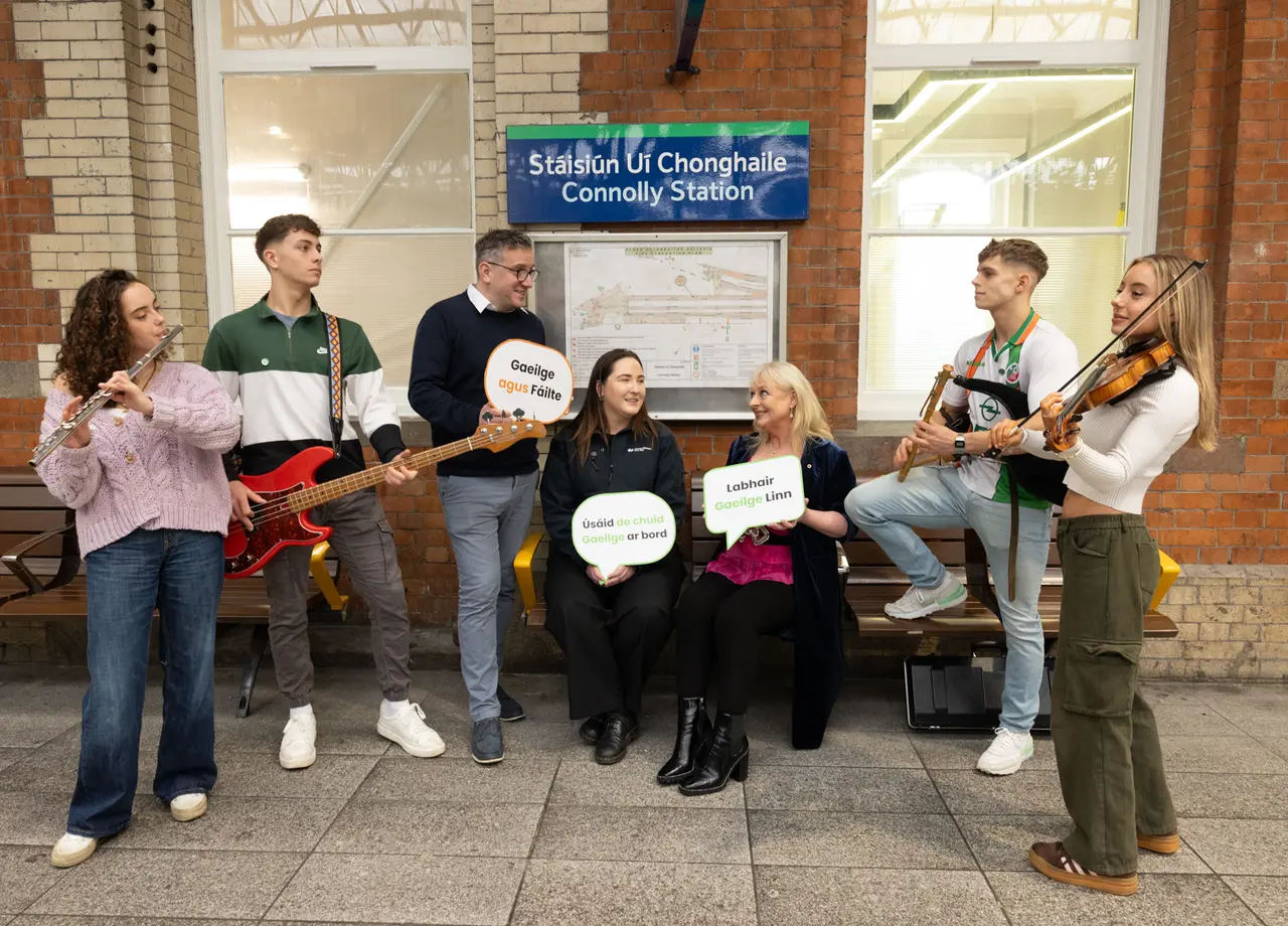 Iarnród Éireann ag seoladh feachtas Fáinne ar Bord chun an Ghaeilge a chur chun cinn ar thraenacha