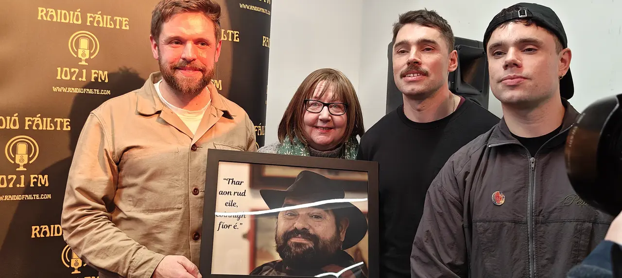 Grianghraf cuimhneacháin á nochtadh do Ghearóid Ó Cairealláin ag Raidió Fáilte