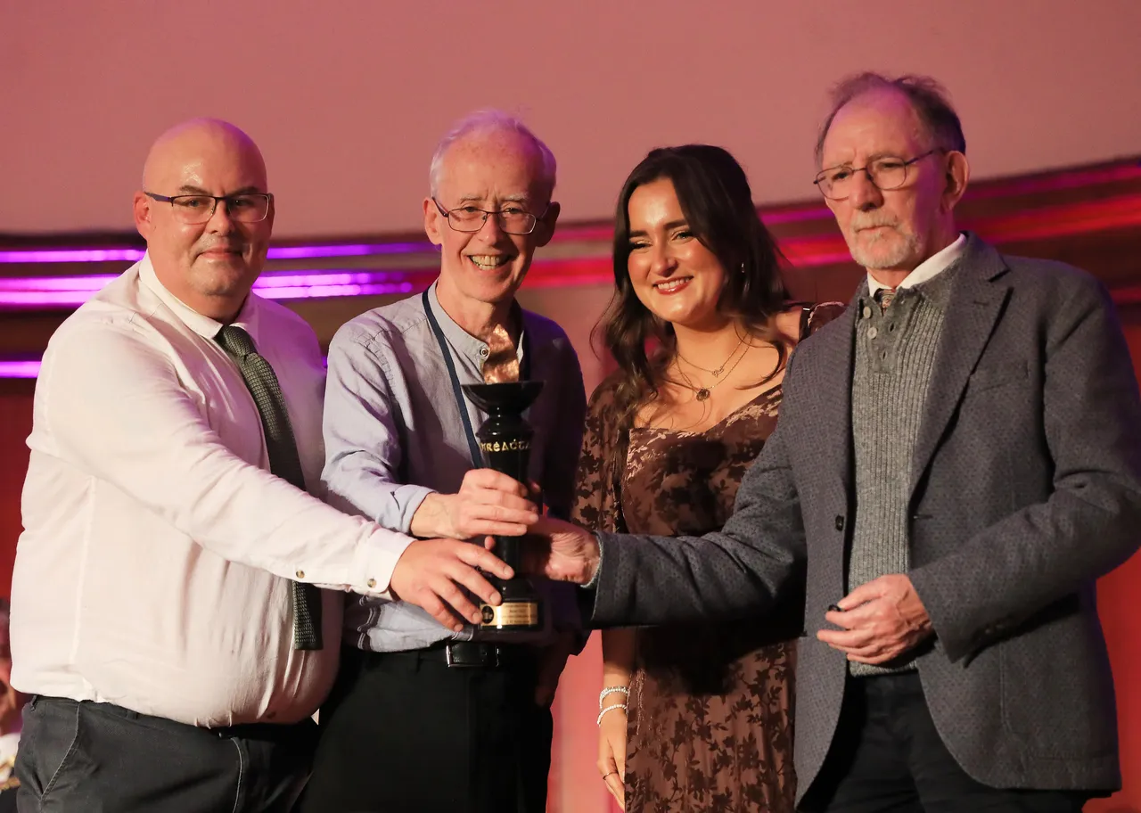 Aitheantas tugtha do Raidió Fáilte ag Gradam Cumarsáide an Oireachtais i mBéal Feirste