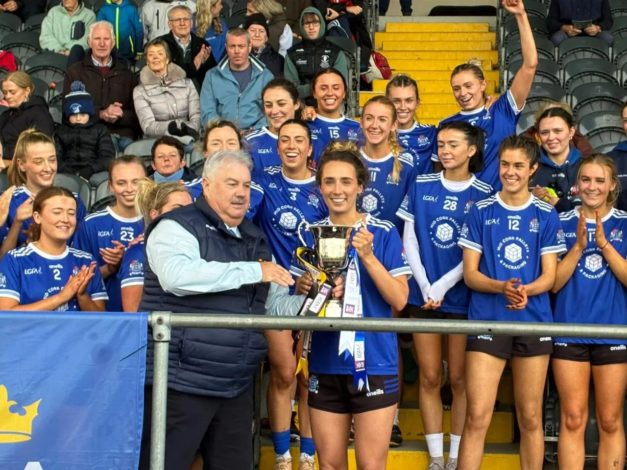 Craobh idirmheánach na Mumhan ag Naomh Abán tar éis bua drámatúil i Mala