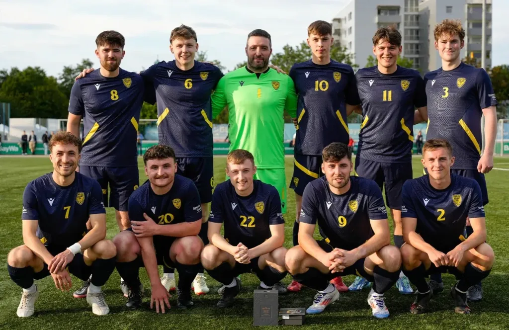 Foireann sacair Ghaeilge á bunú a dhéanfaidh ionadaíocht ar Éirinn i gcluiche le Gaeil na hAlban in 2026