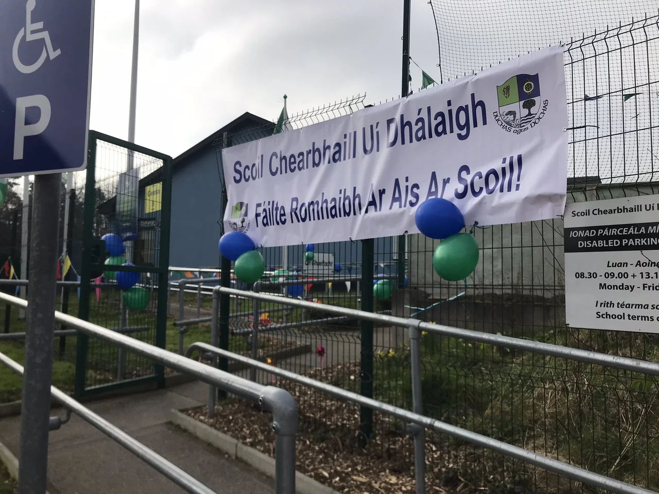 Athrú polasaí dearfach Scoil Uí Dhálaigh, ach naimhde na Gaelscolaíochta ina aghaidh
