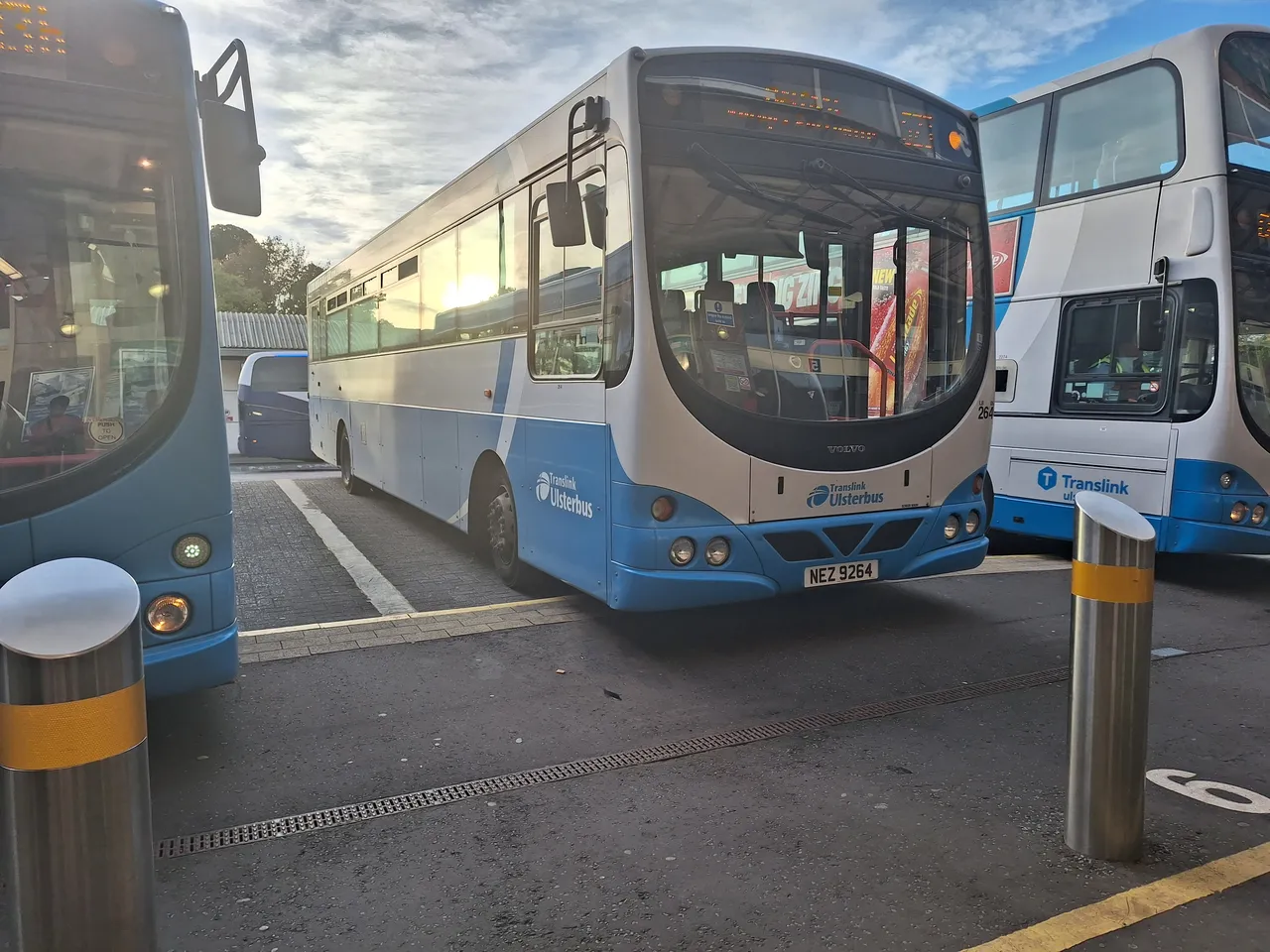 Maíodh gur dhiúltaigh tiománaí de chuid Translink daltaí Choláiste Feirste ar an bhus