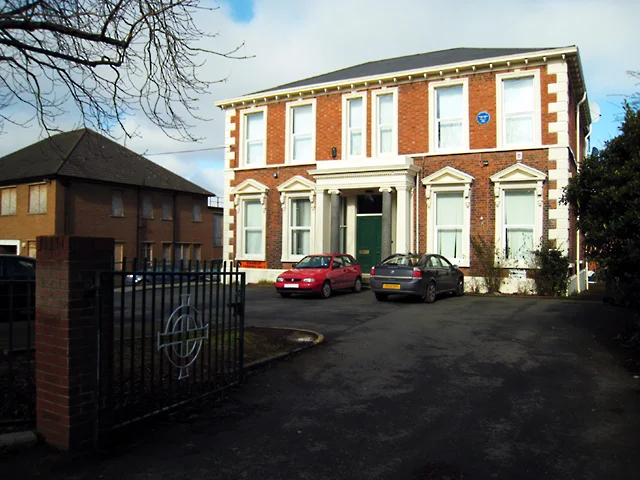 Céard ba a chúis leis an scoilt sacair in Éirinn?