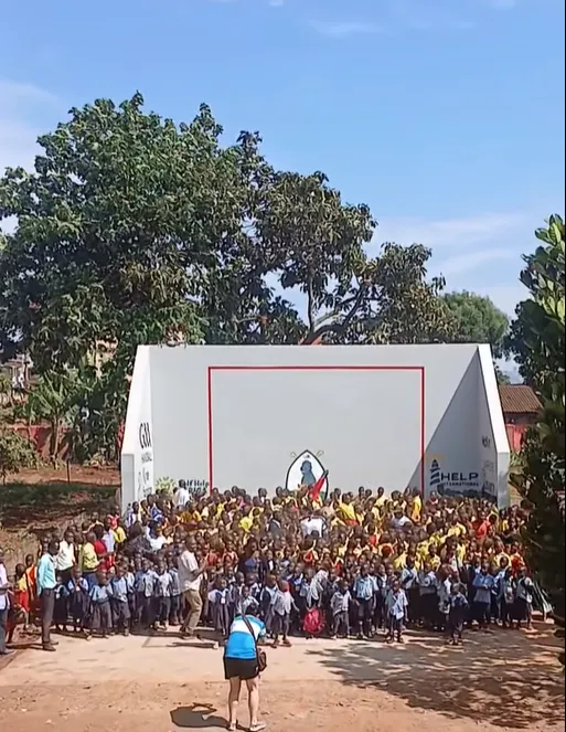 Fís agus feidhm: 30 réalta CLG ag tacú le pobail Uganda trí spórt agus crainn