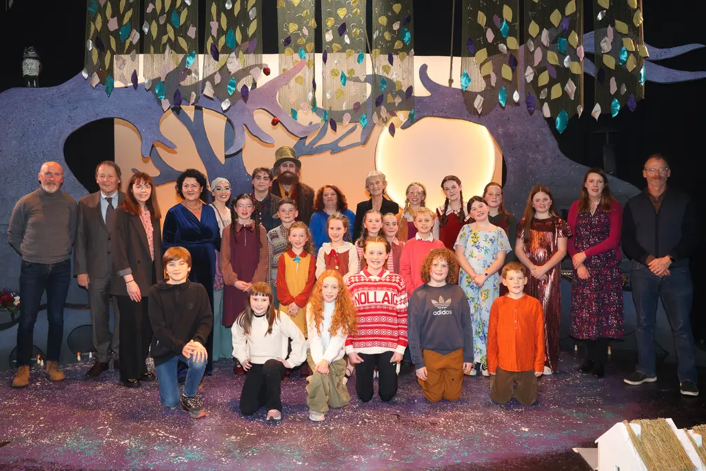 Uachtarán na hÉireann, Catherine Connolly, i láthair ag léiriú na Nollag den dráma An Fathach Leithleasach sa Taibhdhearc