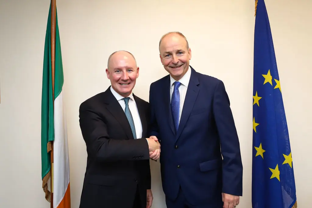 Ceannasaíocht Mhíchíl Martin i mbaol