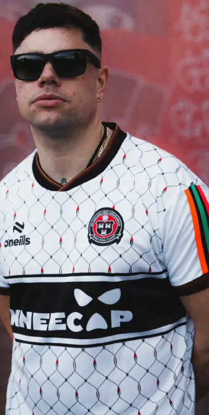 Bóihéamaigh agus Kneecap, geansaithe agus gníomh