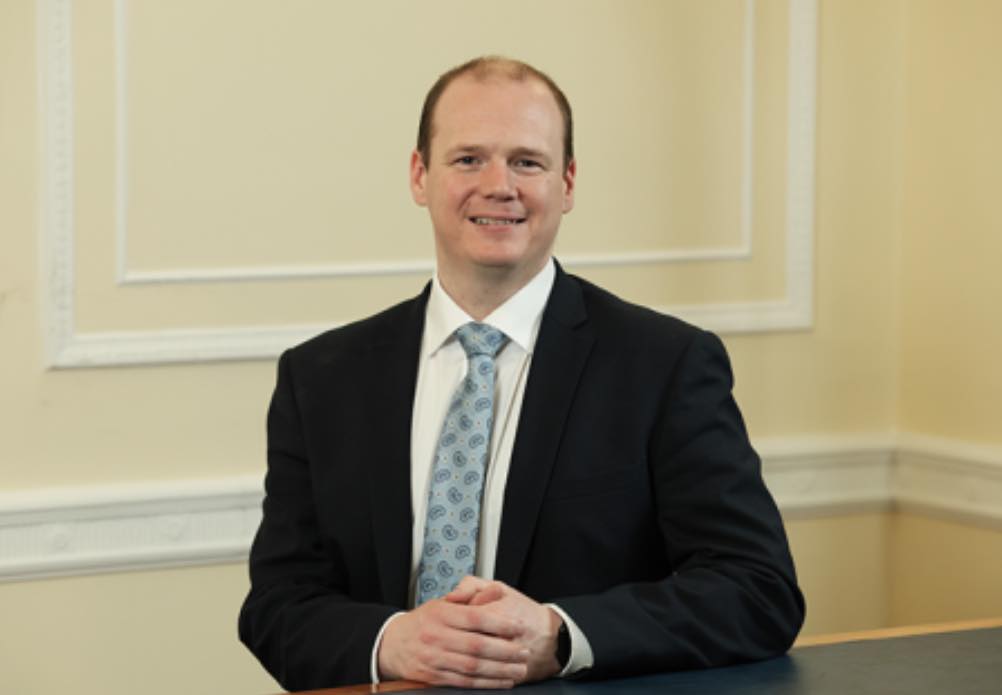 Bliain úr, ach an argóint chéanna