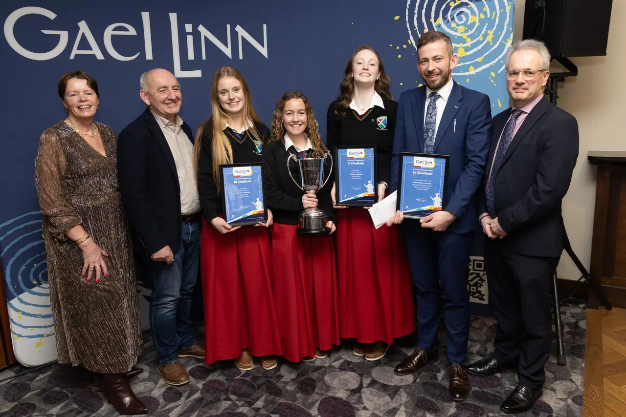 Gaeilge, cumhacht agus díospóireacht: Gaelcholáiste Luimnigh i mbun ceiliúrtha