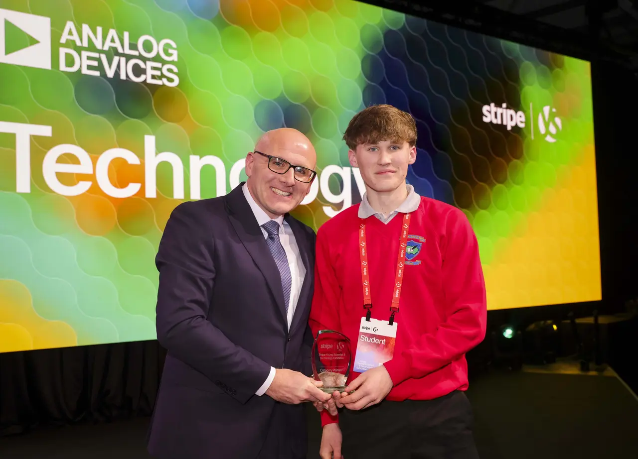 Gradam teicneolaíochta ag Solomon Ó Gliasáin don tionscadal AIRID ag an Eolaí Óg