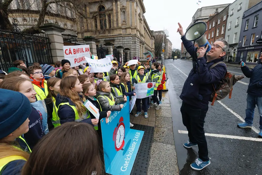 Tuismitheoirí agus daltaí ag cur brú ar an aire faoi Ghaelcholáiste i mBaile Átha Cliath