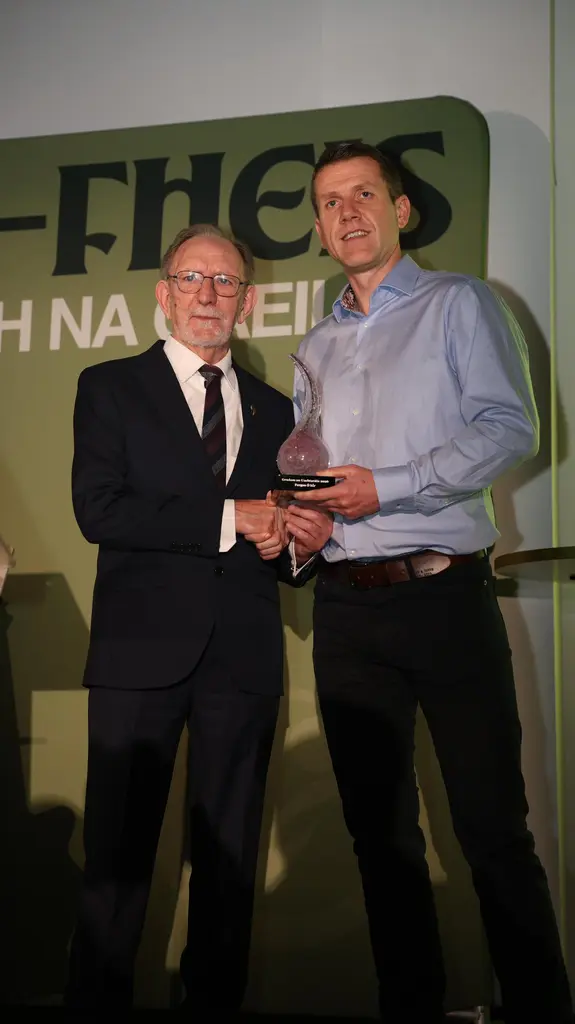 Bronnadh Gradam an Uachtaráin ar Fergus Ó hÍr ag ardfheis stairiúil i mBéal Feirste