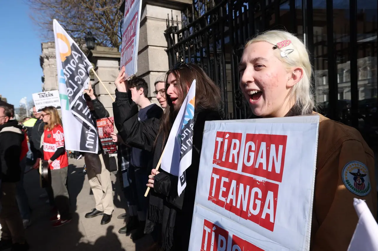 “Ní gealltanais atá uainn, ach gníomh” – glao láidir ó agóid Tinteán