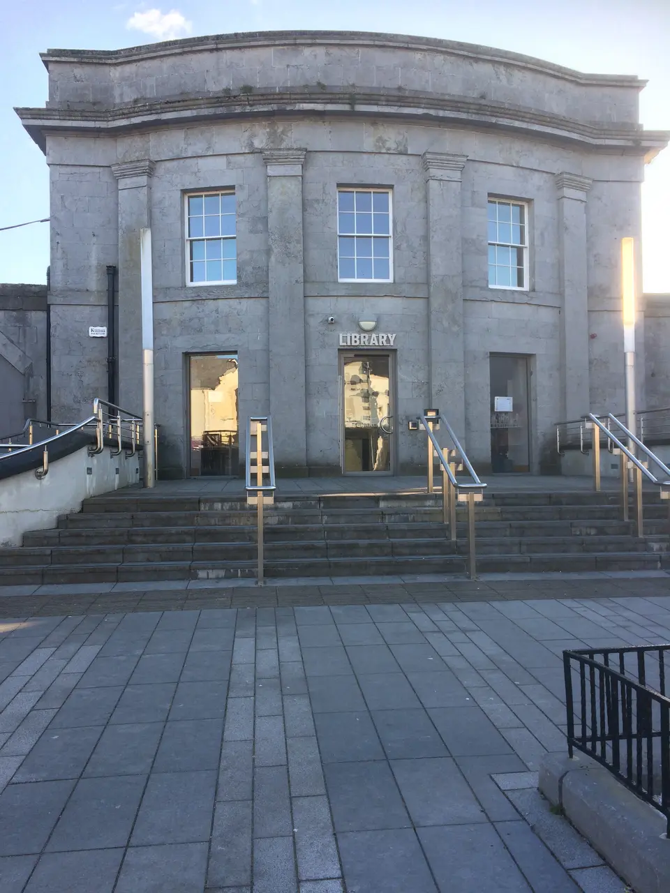 Móta Ghráinne Óige i gContae na hIarmhí, baile na gCaecar ina bhfuil spiorad pobail iontach