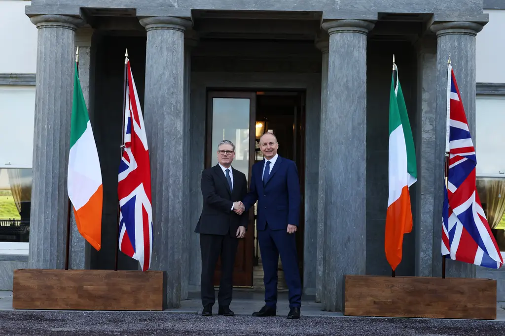 Sáraíonn an comhaontú míleata leis an Ríocht Aontaithe neodracht na hÉireann