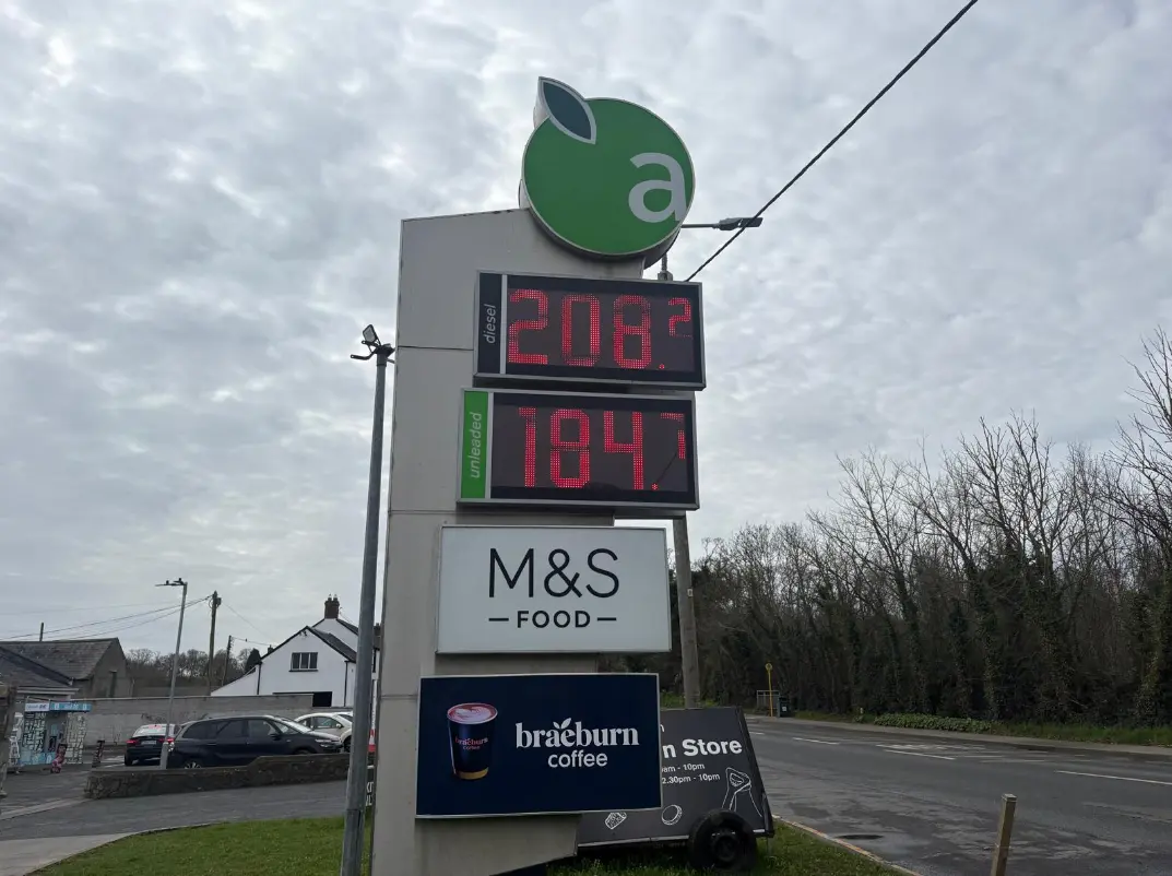 Pacáiste tacaíochta fógartha ag an rialtas le dul i ngleic le costas ola