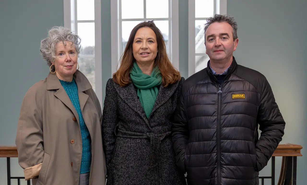 Coimisiún ealaíon poiblí Champas Íosagáin á bhronnadh ag Údarás na Gaeltachta ar an scannánóir Mary Keane