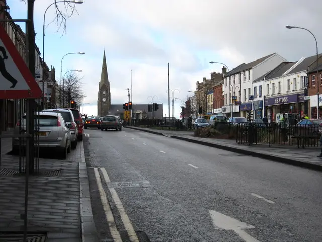 Baineadh geit as pobal na Lorgan agus feiste phléascach taobh amuigh de stáisiún póilíní