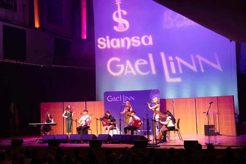 Corn Siansa Gael Linn buaite ag AISTEAR as an gClár