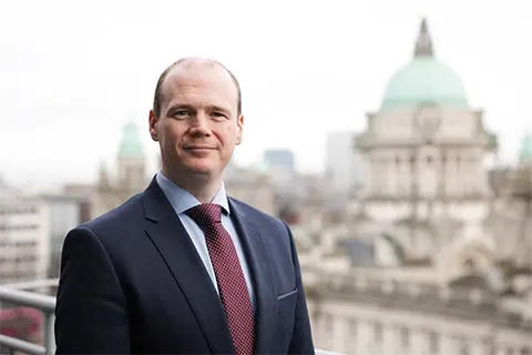 Anonn is anall maidir le maoiniú tionscadail logainmneacha