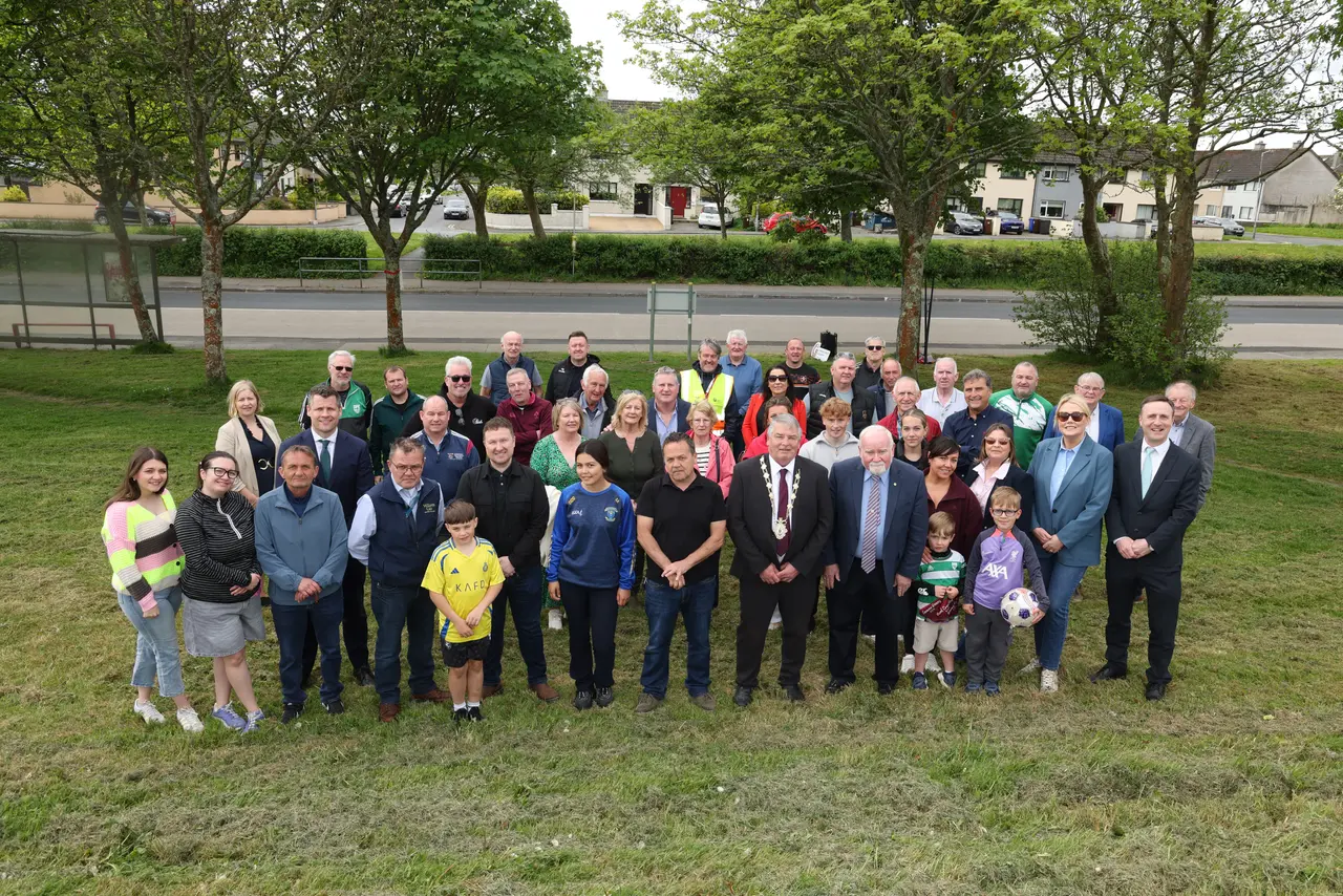 Ómós nua i nGaillimh do chumadóir Galway Bay, an Dr Arthur Colahan, agus an laoch sacair Tommy Keane