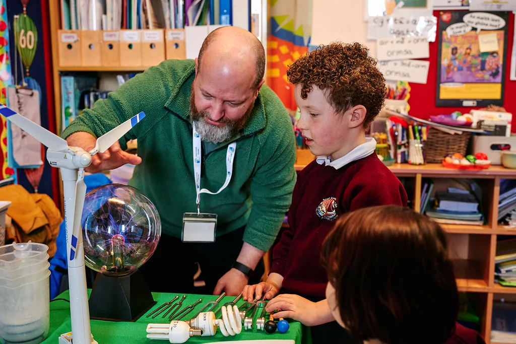Daltaí i gConamara ag glacadh ceannaireacht ar chaomhnú fuinnimh