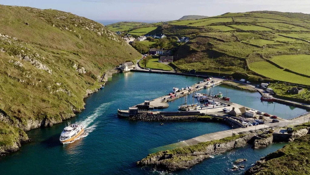 Tús curtha le hobair ar ionad cuairteoirí nua ar Oileán Chléire
