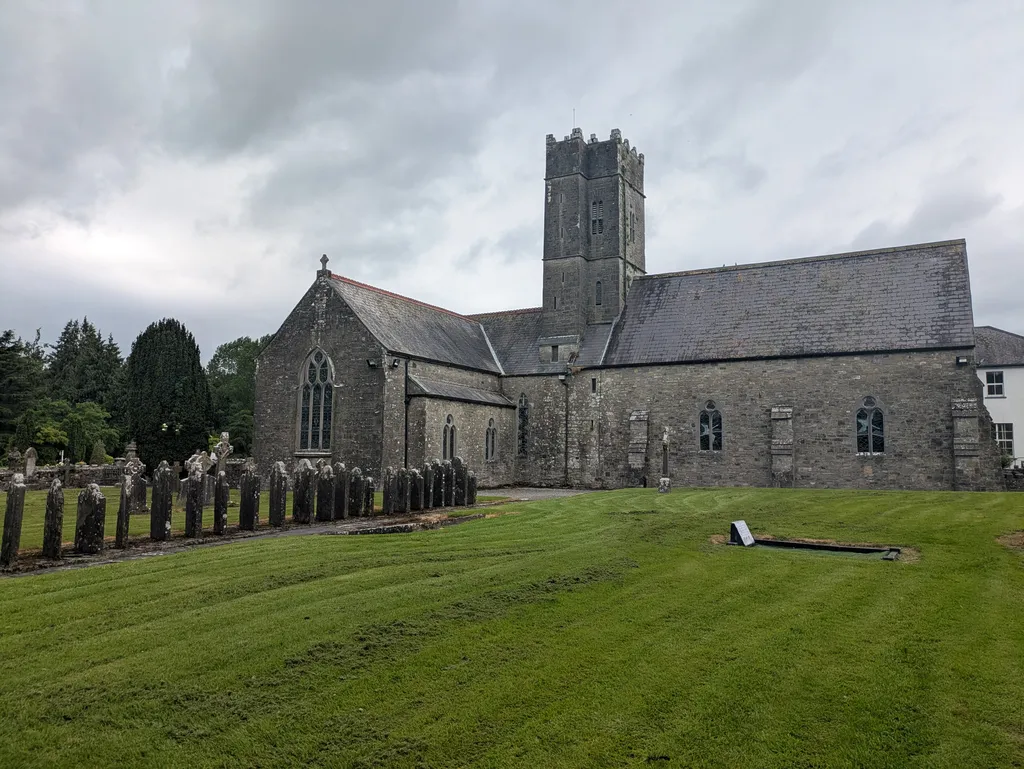 Mainistir Mhuilte Farannáin, 720 bliain ar an bhfód, in ainneoin na ndeacrachtaí