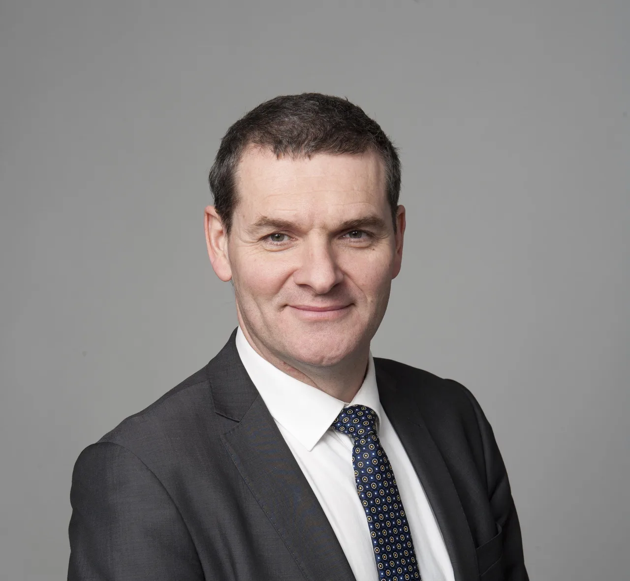Joe Mag Raollaigh le Nuacht RTÉ a stiúradh