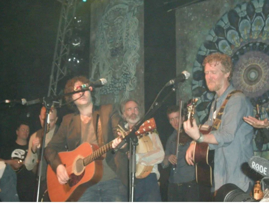 Glen Hansard imithe ar shlí na fírinne 