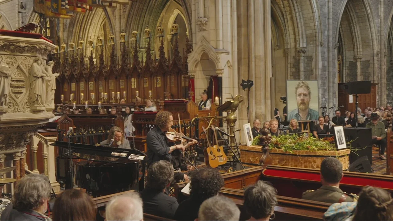 Ceol agus cuimhní ag sochraid Glen Hansard
