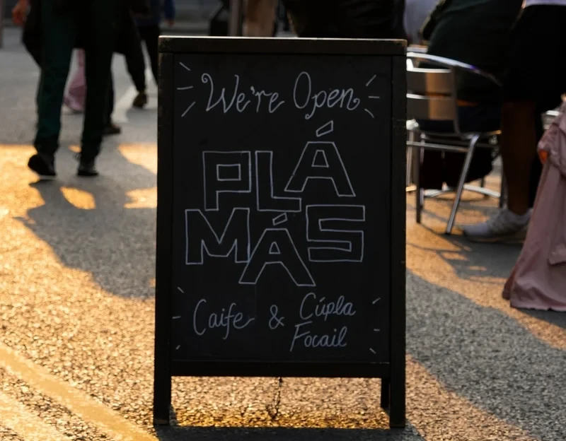 Café Lates ag cur beocht i gcathair na Gaillimhe