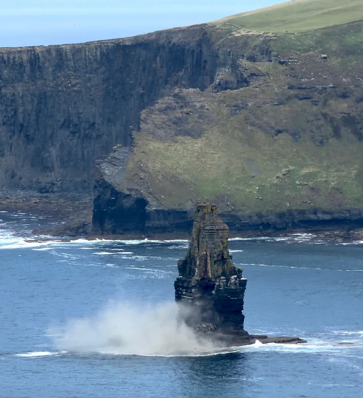 Titim shuntasach ag Aillte an Mhothair gafa ar fhíseán