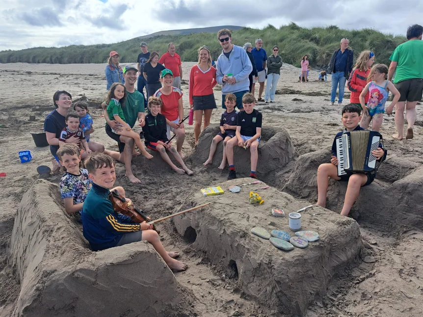 Spraoi agus cairdeas ar saoire trí Ghaeilge i gCiarraí