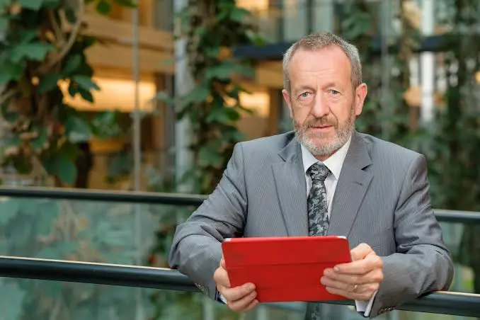 Deireadh leis an athrú ama á éileamh ag Seán Kelly tar éis ocht mbliana gan dul chun cinn